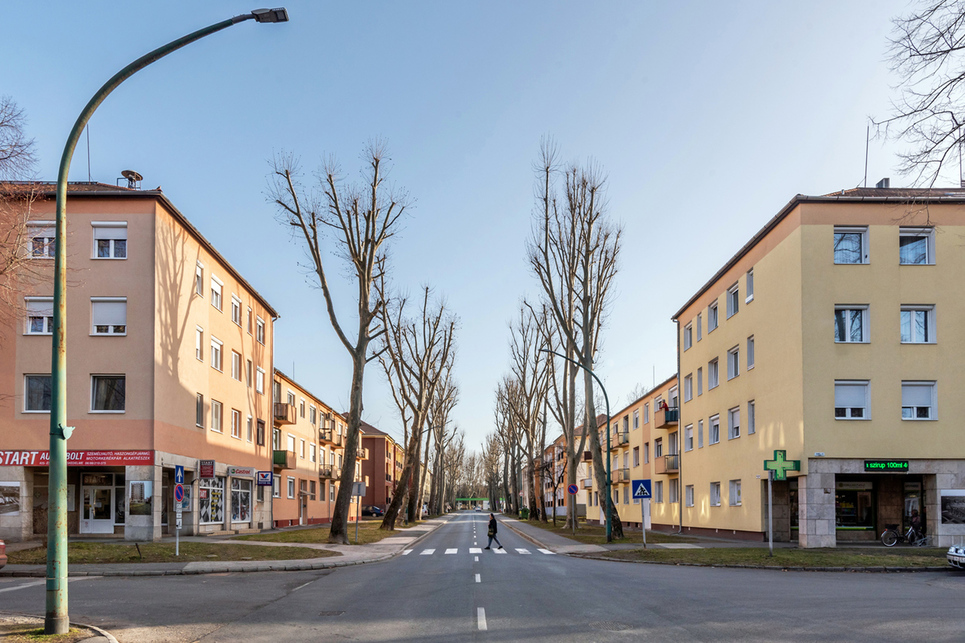 A szocreál lakótelep mai arca - tengelyes kompozíció a Móra ferenc utcán, a Frankel Leó utca mentén kialakított tér felől nézve / Gulyás Attila, epiteszforum.hu