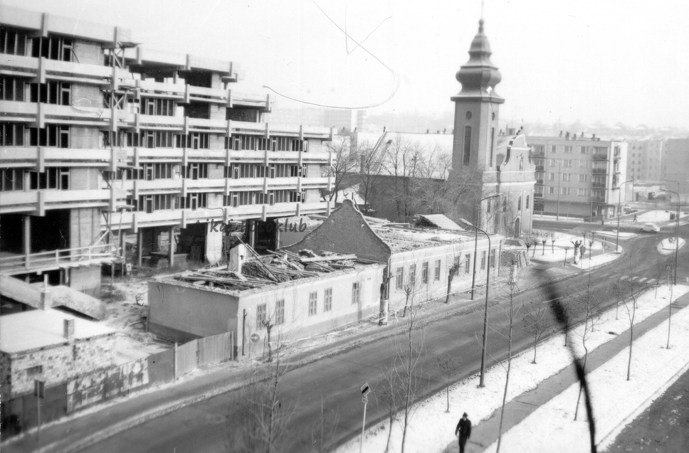 A „Sávház”, előtérben a Községháza és a posta épületének bontása a hetvenes évek végén / Ajkai Fotóklub 