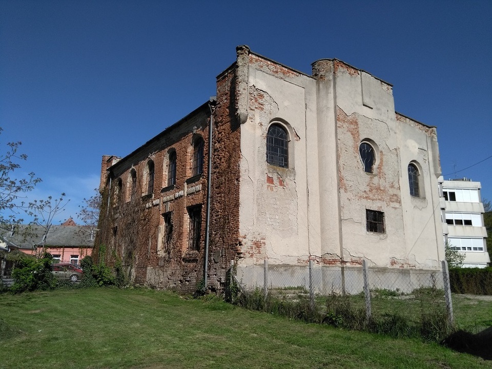 2019-es felvétel a romos épületről. Forrás: Wikimedia Commons