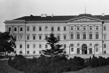 Budapest, Ludoviceum (ma: Nemzeti Közszolgálati Egyetem) 1890 körül, tervező: Pollack Mihály (Klösz György felvétele, FSZEK Budapest Gyűjtemény)