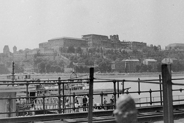 A háború után még közel húsz évig állt romos állapotban a palota, amelyet az akkor meglévő állapotában, már 1949-ben műemléki védelem alá helyeztek. (Forrás: Fortepan)