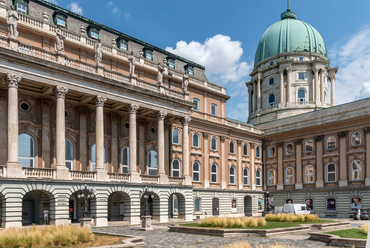 Ebből a nézetből igazán szembetűnők a homlokzat változásai, és az eredeti helyéhez képest a Dunától távolabb, hátrébb tolva újjáépült kupola.