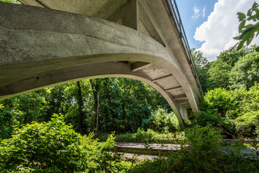 A vasút legkülönlegesebb műtárgya a Nagykovácsi út fölötti, 19 méter nyílású, kétcsuklós vasbeton ívhíd. A sokszorosan nagyobb viaduktokra jellemző elrendezésű, különösen karcsú szerkezet tervei a Mélyépítéstudományi Tervező Intézetben készültek.