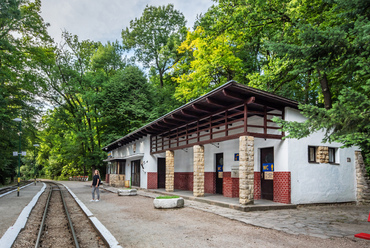 Az 1949 júliusra elkészült második ütem egyik középállomása Virágvölgy, újkori nevén Előre állomás volt.