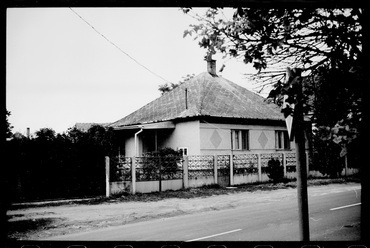 Kapart kőporos homlokzatú kockaház, Mikepércs, 1984. Magyar Nemzeti Levéltár / MNL_OL_MF_mikepercs_01-27_B_0122