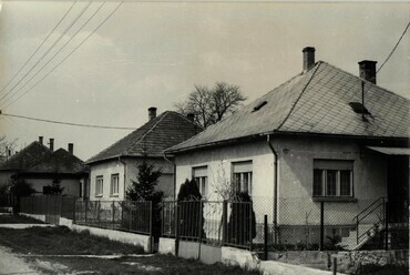 Utcarészlet kockaházakkal, Etyek, 1984. Magyar Nemzeti Levéltár / MNL_OL_XXXII_0012_12_0069_etyek