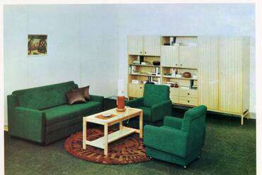 Az Emma garnitúra ifjúsági bútorként került forgalomba. Szekrénysora gardrób nélkül, csökkentett elemszámmal készült, a felületi kivitelezés változatos megoldású, poliészteres és nitrolakkozott fényezésű. 1974-től volt kereskedelmi forgalomban.