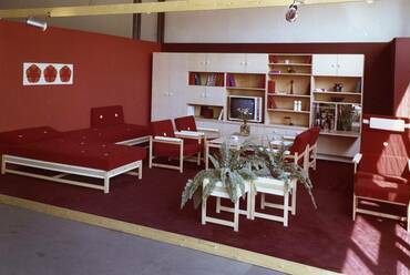 A Capri elemes lakószobabútort 1970-ben állították ki először, Básti Lajos színművész vásárolta meg a bemutatott példányt. Később évekig gyártották.