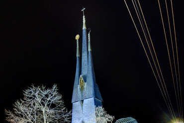 Paks város újonnan felépülő központja mellett, egy csendes kertvárosi utcájában, eleinte titokban indulhatott a város új templomának építése. Tervezője, Makovecz Imre ezzel a művével vált széles körben ismertté.