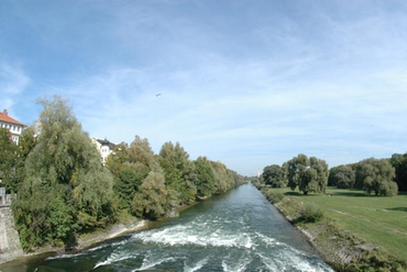 Az Isar folyó a helyreállítások előtt és után. Forrás https://restorerivers.eu/wiki/index.php?title=Case_study%3AIsar-Plan