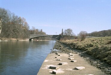 Az Isar folyó a a betonozott partfalak eltávolítása előtt és után – a háttérben a Wittelsbacker híddal. Forrás: München Városa