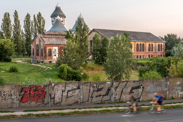 A ma már üresen álló terület leglátványosabb elemei a csarnokok, valamint a három kátrány- és egy víztorony, amelyek az 1980-as évek óta állnak munka nélkül. A terület központi részének későbbi hasznosítását alaposan megnehezíti a szennyezett talaj.