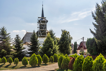 A templom másik jellegzetessége a falazott torony magas, haranglábat idéző sisakja. Az egyedi megoldás 1956-ban épült, a végzetesen elöregedett harangtorony pótlásra. A magasítás célja az volt, hogy a növekvő falut továbbra is bejárja a harangszó.