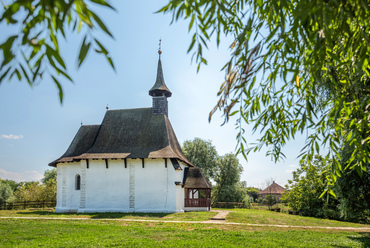 A tákosi templomhoz képest több mint háromszor régebbi csengersimai református templom a vidék egyik legöregebb temploma. Árpád-kori falai  többszöri átépítés után a szentélynél ma is láthatók, a végleges formáját 1761-re nyerte el.