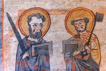 Az apostolok északi falra festett képei a templommal egyidősek, jelenlegi formájukban már többszöri  restaurálás után láthatók.
