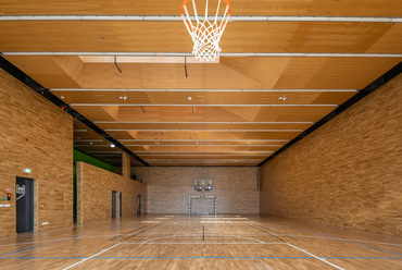 V30 Belvárosi sportközpont – Tervező: Skardelli György / KÖZTI – Fotó: Palkó György
