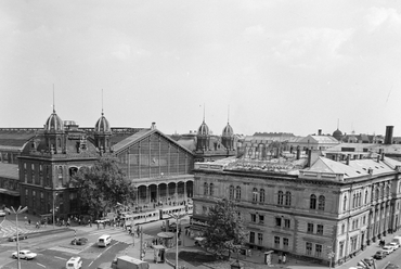 Ilyen volt – ilyen lesz? Nyugati (Marx) tér 1976-ban, szemben a Nyugati pályaudvar és a Teréz (Lenin) körút, jobbra a Jókai utca. Forrás: Fortepan - UVATERV