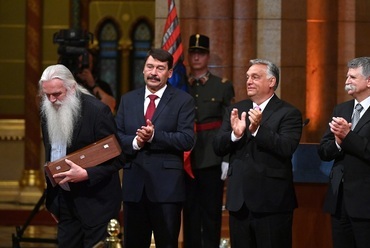 Nagy Bálint Ybl Miklós-díjas építész, miután átvette a Kossuth-díjat Áder János köztársasági elnöktől. Az államfő mellett Orbán Viktor miniszterelnök és Kövér László, az Országgyűlés elnöke.  Fotó: MTI/Illyés Tibor