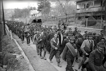 Illusztráció: Hadifoglyok Balatonalmádiban. Forrás Fortepan - Vörös Hadsereg