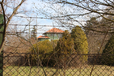 Az egykori nyaralótelepi utak ma elzárva. Balatonőszöd, 2021 / fotó: Wettstein Domonkos