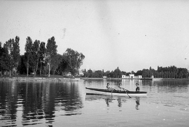 Balatonföldvár, kikötő, balra a Galamb sziget. Szemben a háttérben a hajóállomás épülete, 1935. Forrás: Romák Éva, Fortepan_53246