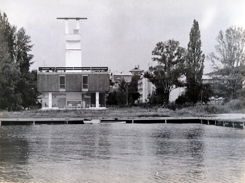 A Virág Csaba által tervezett hajdani OMFB kikötő sportszállása., Forrás: Építészfórum archívum