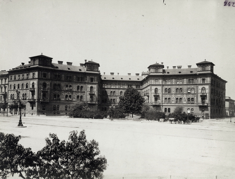 Kodály körönd (Körönd), szemben a MÁV Nyugdíjintézet bérháza. A felvétel 1885 körül készült. Fortepan-Budapest Főváros Levéltára. Levéltári jelzet HU.BFL.XV.19.d.1.06.058