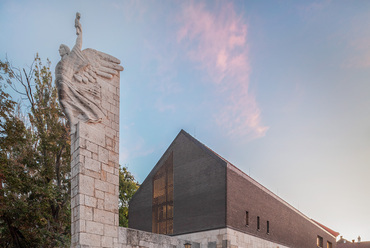 Székesfehérvári Egyházmegyei Látogatóközpont – tervező: Robert Gutowski Architects – Fotó: Bujnovszky Tamás