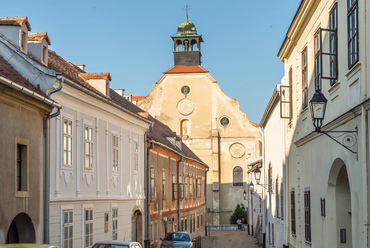 A Chernel utca végén álló, 14. századi eredetű Szent Jakab templom a város egyik legjelentősebb műemléke.