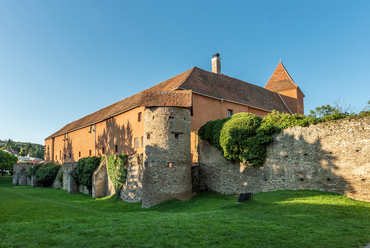 A várfal, és az előte álló egykori vizesárok legteljesebb formában a belváros körútja, a Várkör, és a Hunyadi János utca találkozásánál látható.