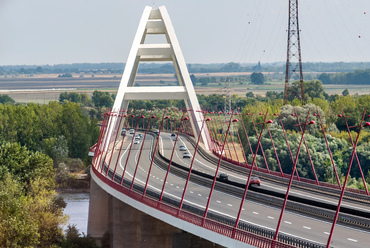 A Duna fölött ötven méter magasságot elérő fennsíkról látható a híd 1,46%-os esése.