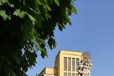   A Dr. Kovách Tihamér társasháza és a Szentháromság-szobor, mint városi tengely, ©Bogáthy Zsolt, 2021.