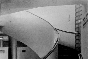   Archív felvétel a Pozsonyi Kereskedelmi Tanács reprezentatív lépcsőjéről, (forrás: De Sandalo, FORUM; 1933; Der Neubau des Handelsgremiums in Pressburg; 37. oldal)