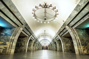 A szovjet metrókra jellemző, három egymás mellé fúrt alagútból álló mélyállomások alkotják a kijevi megállók nagy részét is. A központi utaselosztó csarnokok a budapesti megoldással ellentétben az állomások teljes hosszán végigérnek.