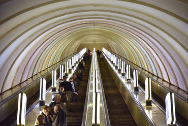 A  város ősi központja a Dnyeper folyó fölötti, száz méter magas fennsíkra épült, kiszolgálásához a világ legmélyebb metróállomására volt szükség. Az Arsenala 104 méteres mélységébe két szakaszra osztott mozgólépcső vezet.