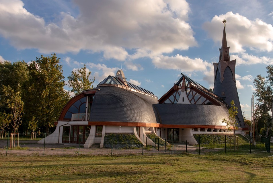 Hamarosan felszentelik a Makovecz Imre tervei alapján épült pesterzsébeti református templomot