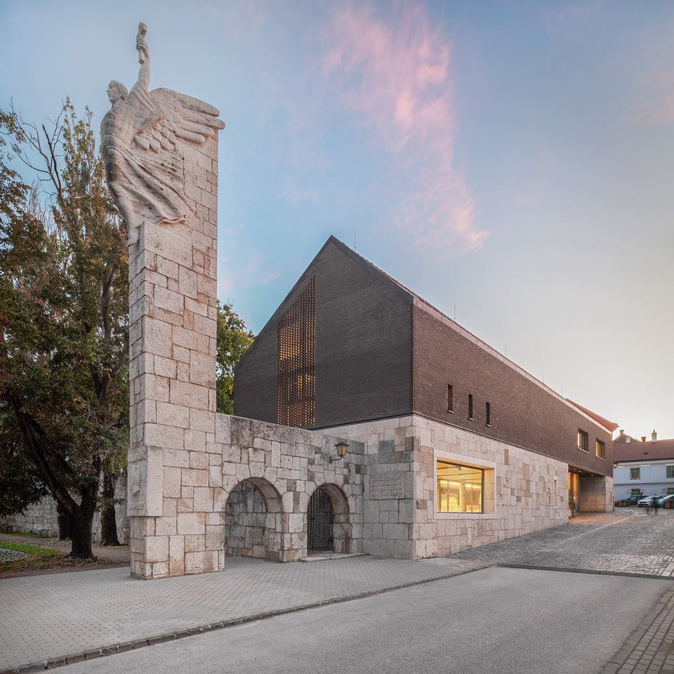 Székesfehérvári Egyházmegyei Látogatóközpont – tervező: Robert Gutowski Architects – Fotó: Bujnovszky Tamás