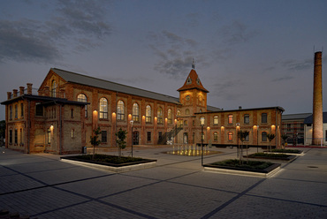 Selyemgyár Kulturális Negyed, főépület este 2021 - Fotó: Póth Sándor