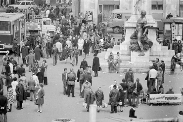Baross tér, balra a Thököly út, jobbra a Verseny utca torkolata. Engedély nélküli árusok Baross Gábor szobrának talapzata előtt, 1980 (Fortepan / Rubinstein Sándor)