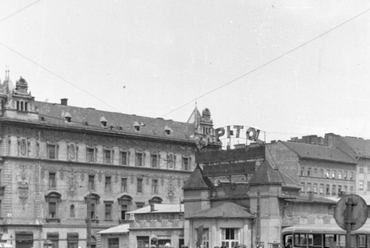 Baross tér, Capitol mozi, a Keleti pályaudvar mellett a Verseny utcánál, 1955. (Fortepan / Kurutz Márton)