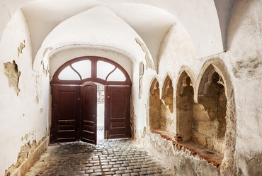 Számos lakóház jellegzetességei a kapualjakban található gótikus ülőfülkék, amelyek Sopronon kívül csak a budai várban maradtak fenn hazánkban.