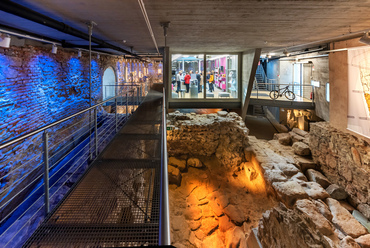 A tűztorony a látogatók számára az Előkapu utcából érhető el. A pénztár alattilátványos térben rekonstruált római romok és kőtár látható.