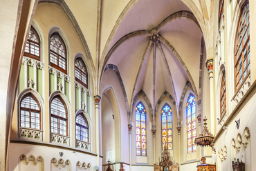 A Szent Orsolya templom 1864-re készült el Handler Frigyes tervei szerint. A háborúban elpusztult színes ólomüveg ablakait csak 2004-re nyerte vissza, orgonája 2020 óta szól ismét.