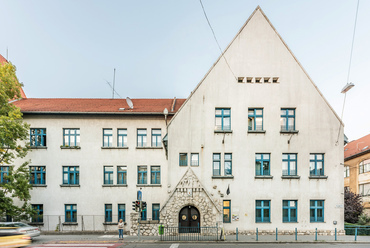 A Városmajor utcai Elemei Iskola és Óvoda 1910 és 1911 között épült, a Bárczy István polgármester nevéhez köthető nagyszabású iskolaépítési program részeként. 