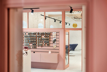 A Best Lashes&Brows irodája, kozmetikai üzlete és oktatóközpontja Budapesten. Tervező: Pyxis Nautica. Fotó: Gulyás Attila 
