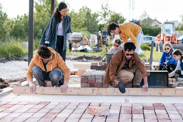 NYÁRI – téglapadló rakás – fotó: Darab Zsuzsa