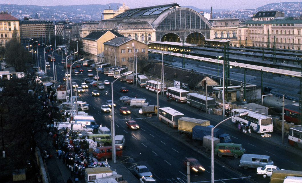 Kerepesi út, KGST piac. Kilátás az Ügetőpálya tornyából a Keleti pályaudvar és a Baross tér felé, 1989 (Fortepan / Urbán Tamás)