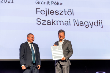 A Fejlesztői Szakmai Nagydíjat a Gránit Pólus képviseletében Kézdy György ügyvezető igazgató adta át Tatár Tibornak, a Futureal Development Zrt. vezérigazgatójának.