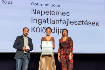 A Napelemes Ingatlanfejlesztések Különdíját Bodóczi Ildikó, a Harsányi Pincészet tulajdonosa és ifj. Farkas Zoltán építész vehette át az Optimum Solart munkatársától, Birkás Boglárkától.  