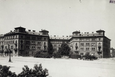 Kodály körönd (Körönd), szemben az Andrássy út 88-90. A felvétel 1885 körül készült. Forrás: Fortepan / Budapest Főváros Levéltára / Klösz György fényképei